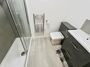 Shower room- click for photo gallery